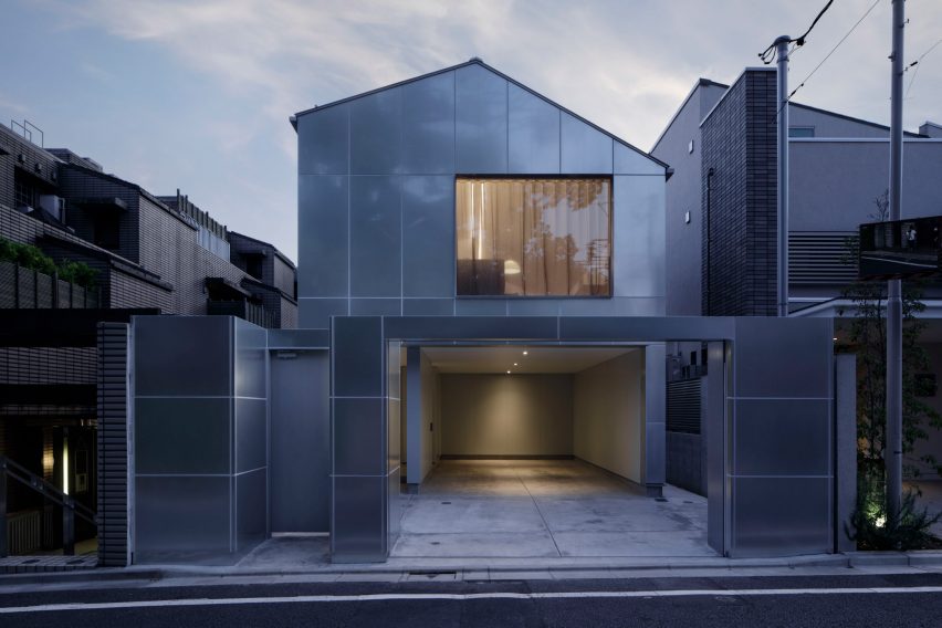 The steel-clad exterior of House in Higashi-Gotanda by Case-Real