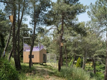 Timber cabin by Husos Architects