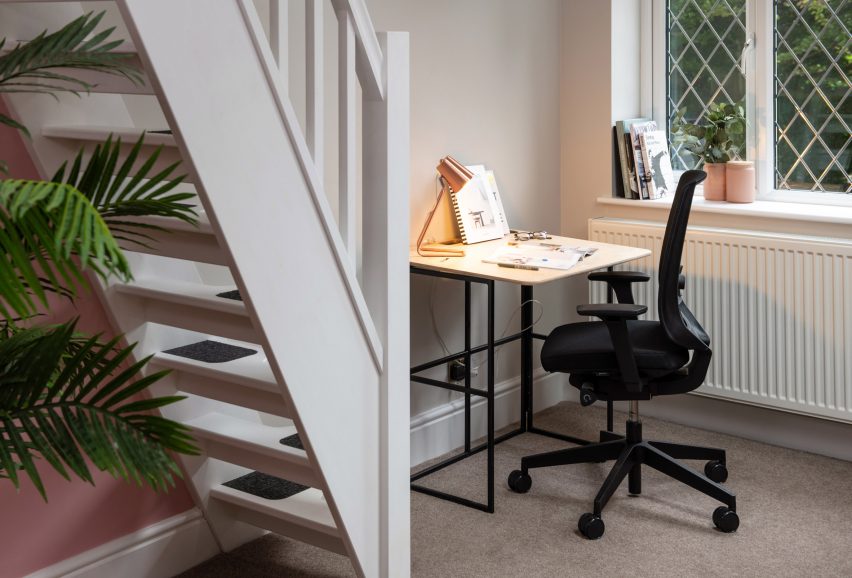 An assembled KIT desk by Spacestor