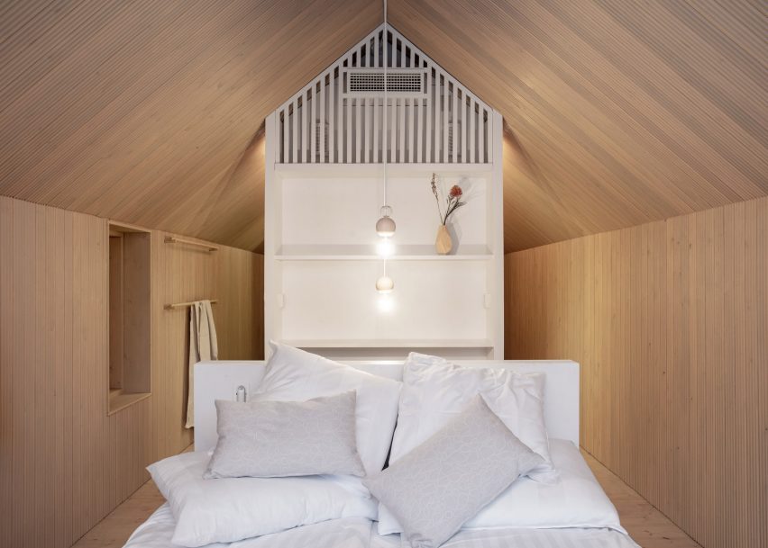 The sleeping area inside the Niliaitta cabin by Studio Puisto