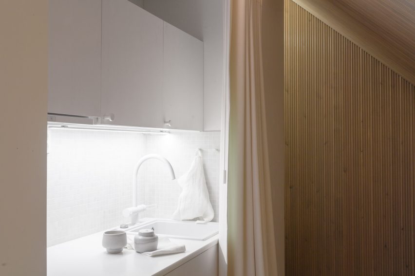 A kitchenette in the Niliaitta cabin by Studio Puisto