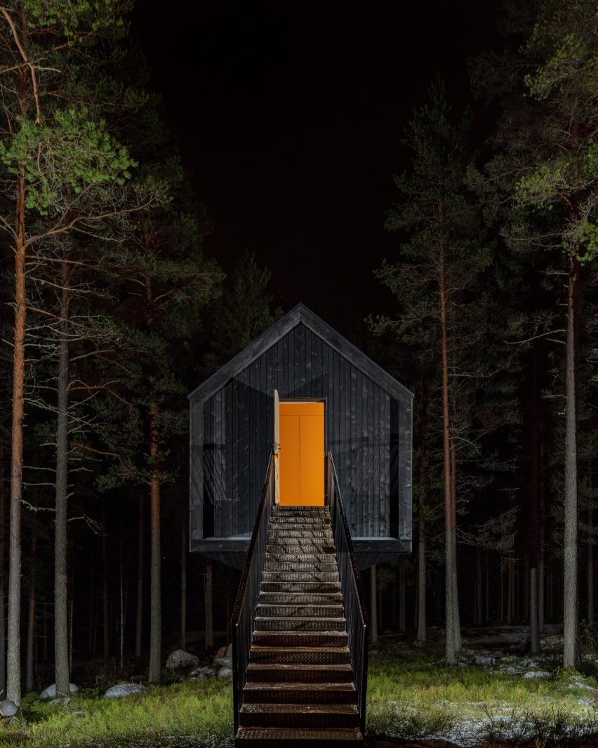 The exterior of the Niliaitta cabin by Studio Puisto