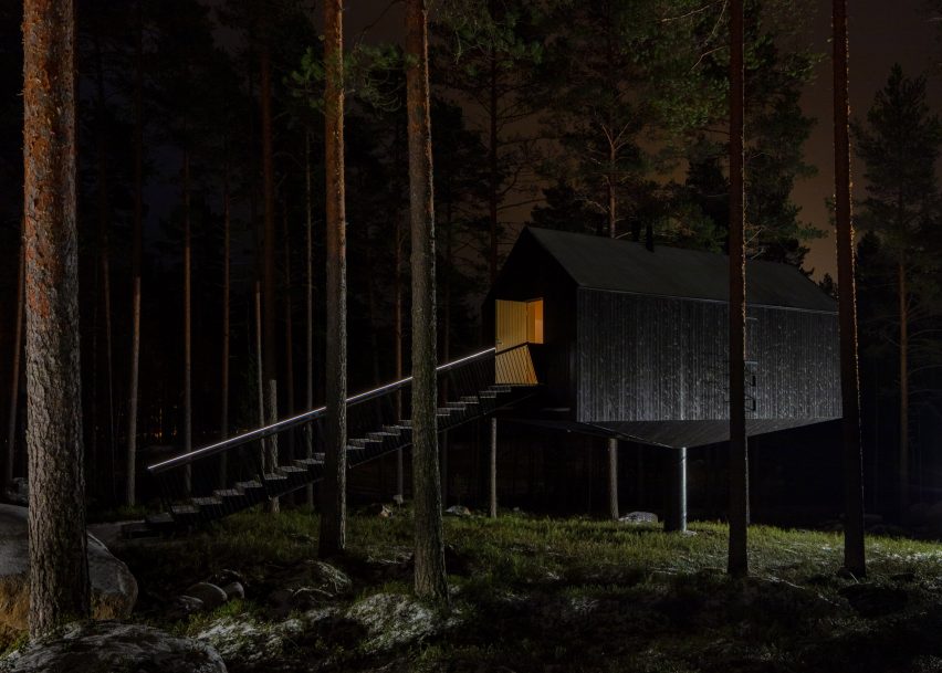 The exterior of the Niliaitta cabin by Studio Puisto