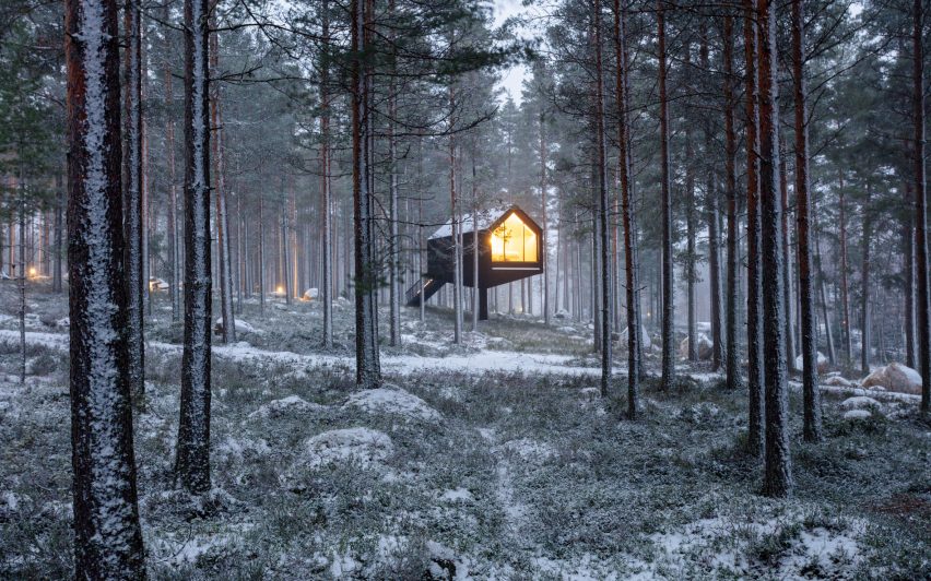 The exterior of the Niliaitta cabin in woodland by Studio Puisto