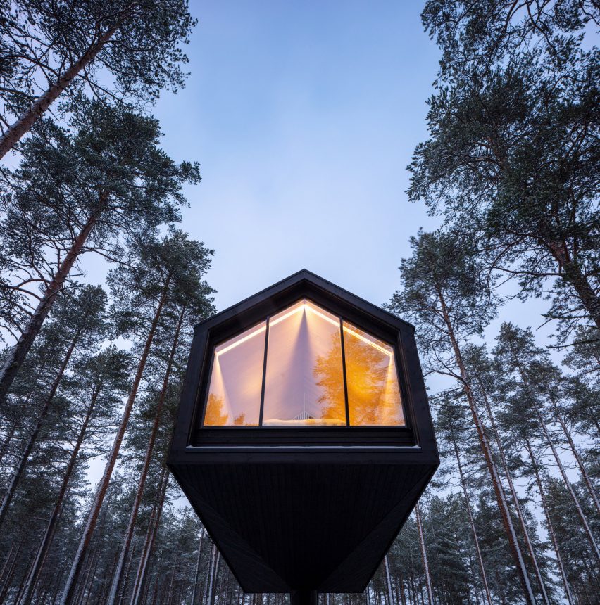 A view up to the Niliaitta cabin by Studio Puisto