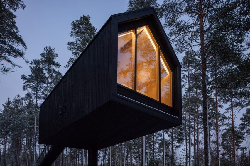 The black-painted wood exterior of the Niliaitta cabin by Studio Puisto