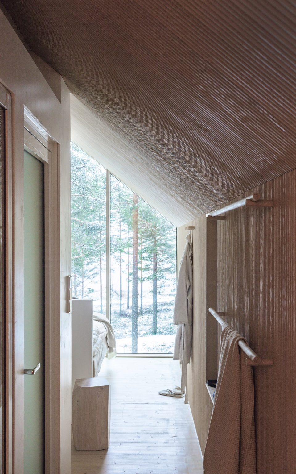 The light wood interiors of Niliaitta cabin by Studio Puisto