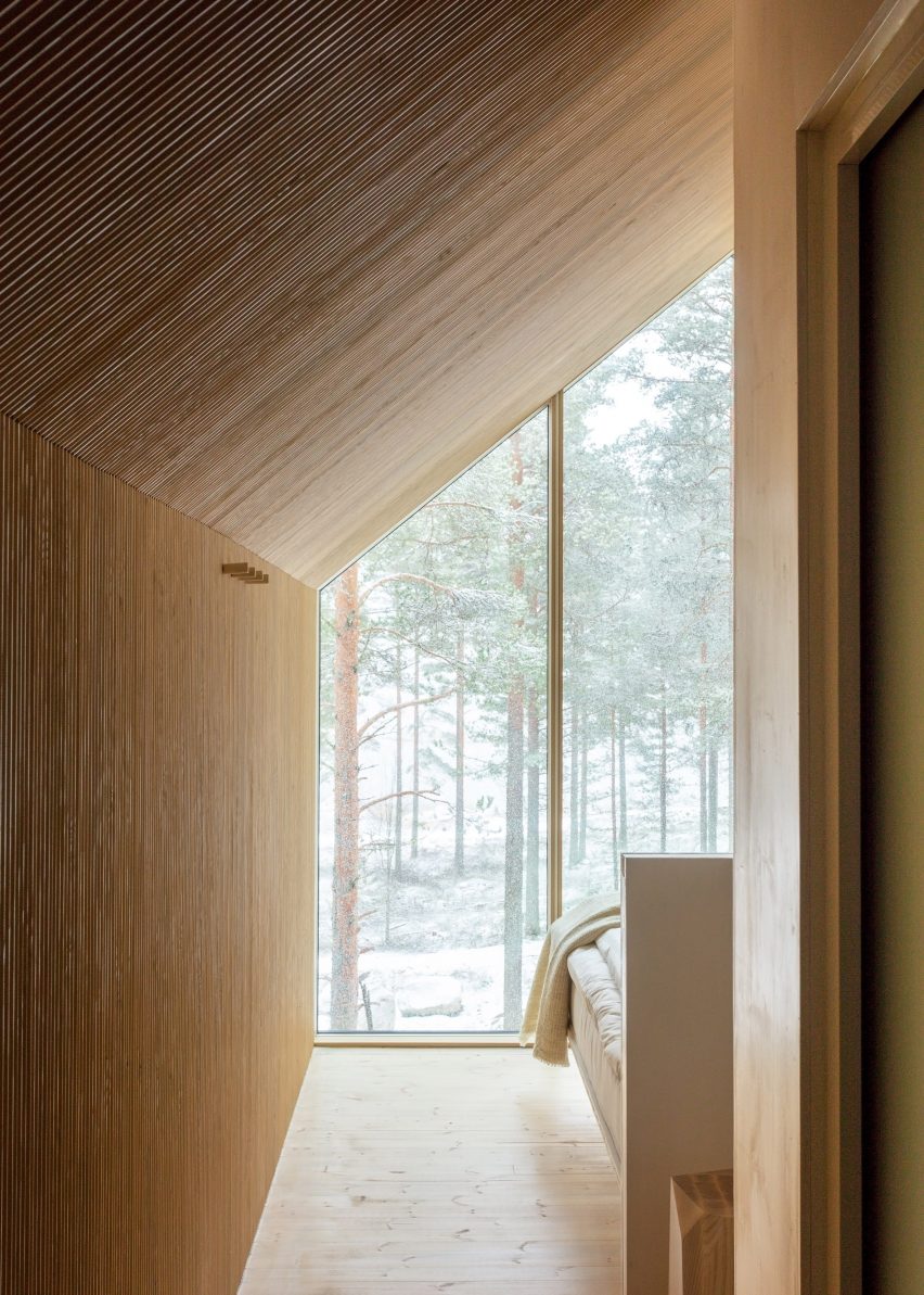 The light wood interiors of Niliaitta cabin by Studio Puisto