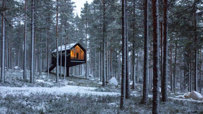 The black-painted wood exterior of the Niliaitta cabin by Studio Puisto