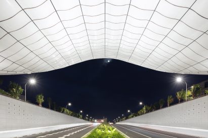 Clamshell-shaped tunnel entrance