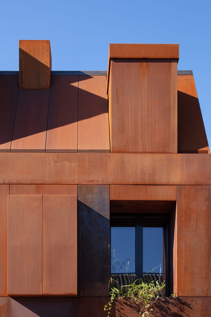 Window of corten steel house in Utrecht