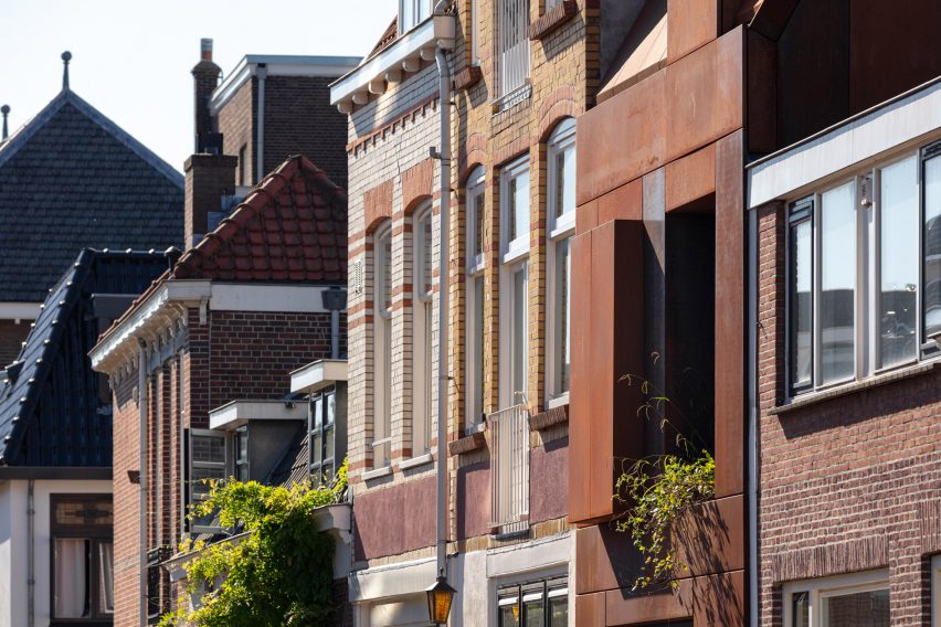 Red exteriors of Amsterdam house by Zecc Architecten