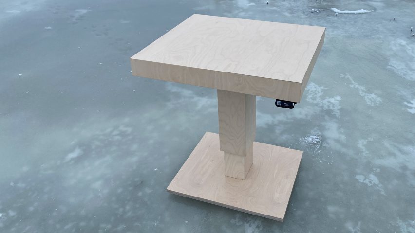 Tempo adjustable table by Tenho Design