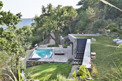 Exterior view of Villa Nemes by Giordano Hadamik Architects