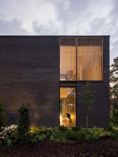 The dark brick exterior of Villa Tennisvägen by Johan Sundberg Arkitektur 