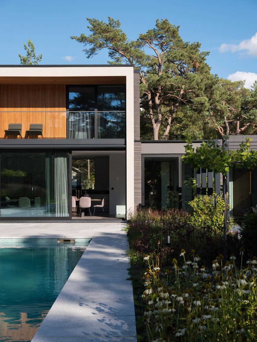 The courtyard of Villa Tennisvägen by Johan Sundberg Arkitektur