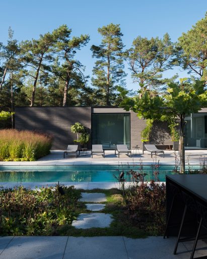 The courtyard of Villa Tennisvägen by Johan Sundberg Arkitektur 