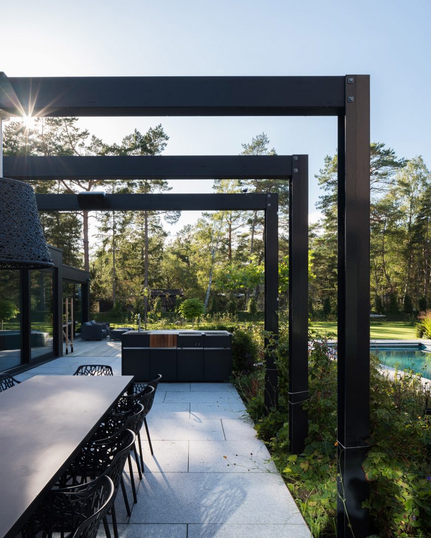The courtyard of Villa Tennisvägen by Johan Sundberg Arkitektur