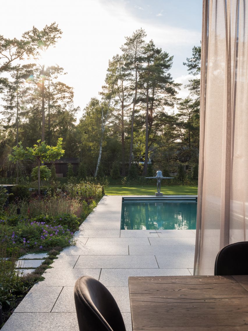 The courtyard of Villa Tennisvägen by Johan Sundberg Arkitektur