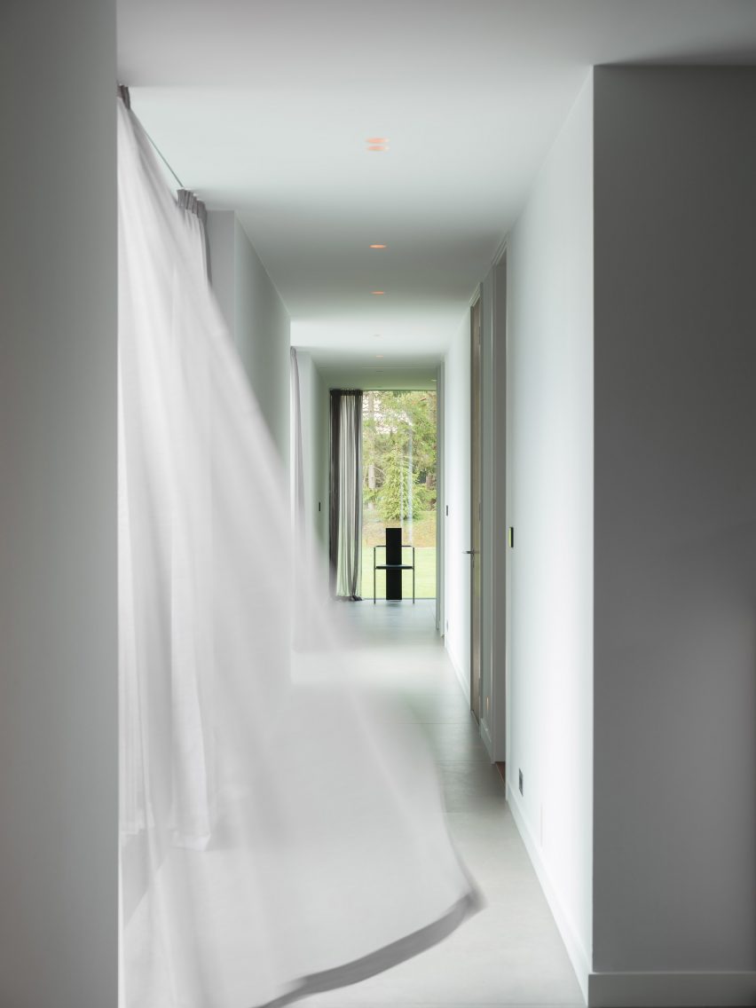 A corridor in Villa Tennisvägen by Johan Sundberg Arkitektur