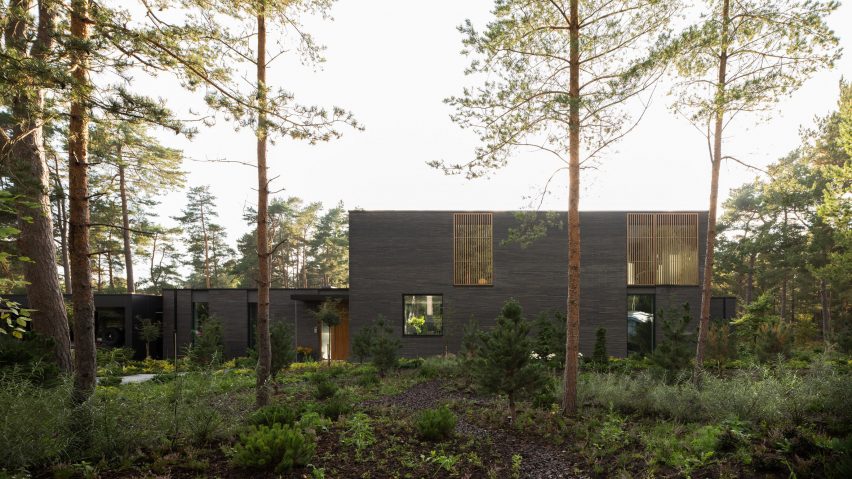 The dark brick exterior of Villa Tennisvägen by Johan Sundberg Arkitektur