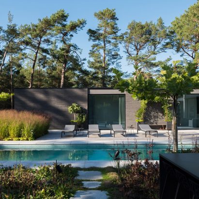 The courtyard of Villa Tennisvägen by Johan Sundberg Arkitektur