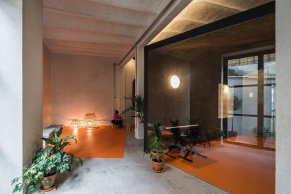 Classroom with orange vinyl flooring from the Yoglar Music School by Enrique Jerez and Blanca Leal