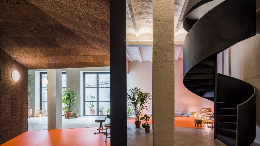 Classroom with orange vinyl flooring and spiral staircase from the Yoglar Music School by Enrique Jerez and Blanca Leal