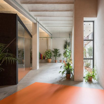 Classroom with orange vinyl flooring from the Yoglar Music School by by Enrique Jerez and Blanca Leal