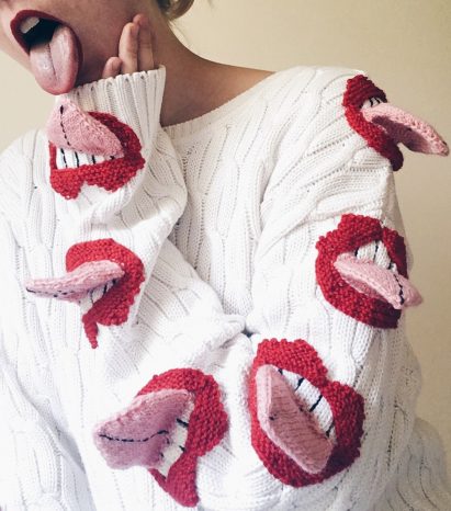 Ýrúrarí design with tongues