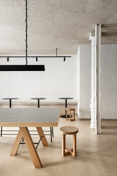 Informal dining area of Zuppa restaurant by Plantea Estudio with wood and steel table
