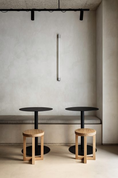 Informal dining area of Zuppa restaurant by Plantea Estudio with built-in benches and wood and steel furniture