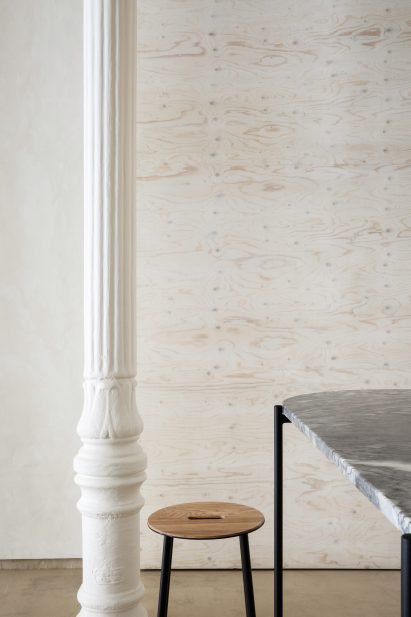 Informal dining area of Zuppa restaurant by Plantea Estudio with marble tables