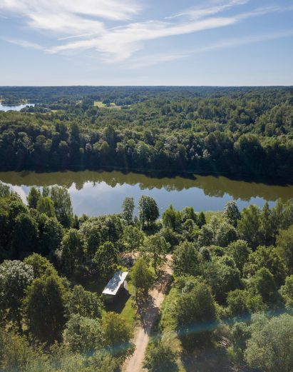 Aerial view of 019 Cabin by ŠA Atelier and Piritas