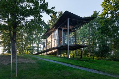 Ramped entrance of 19 Cabin by ŠA Atelier and Piritas