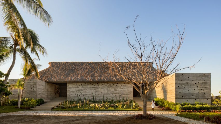 Casa Cova has a thatched roof