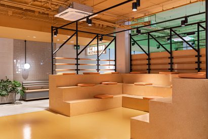 Yellow frames amphitheatre style seating by Masquespacio