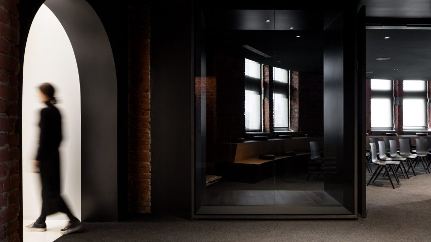 A view of a curved training room from the elevator hall