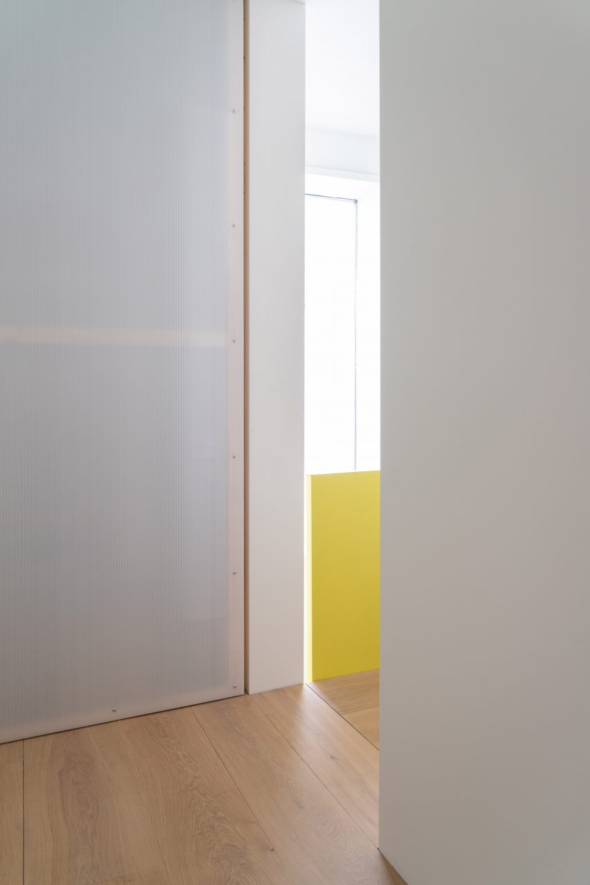MDF custom cabinets are painted with lacquer