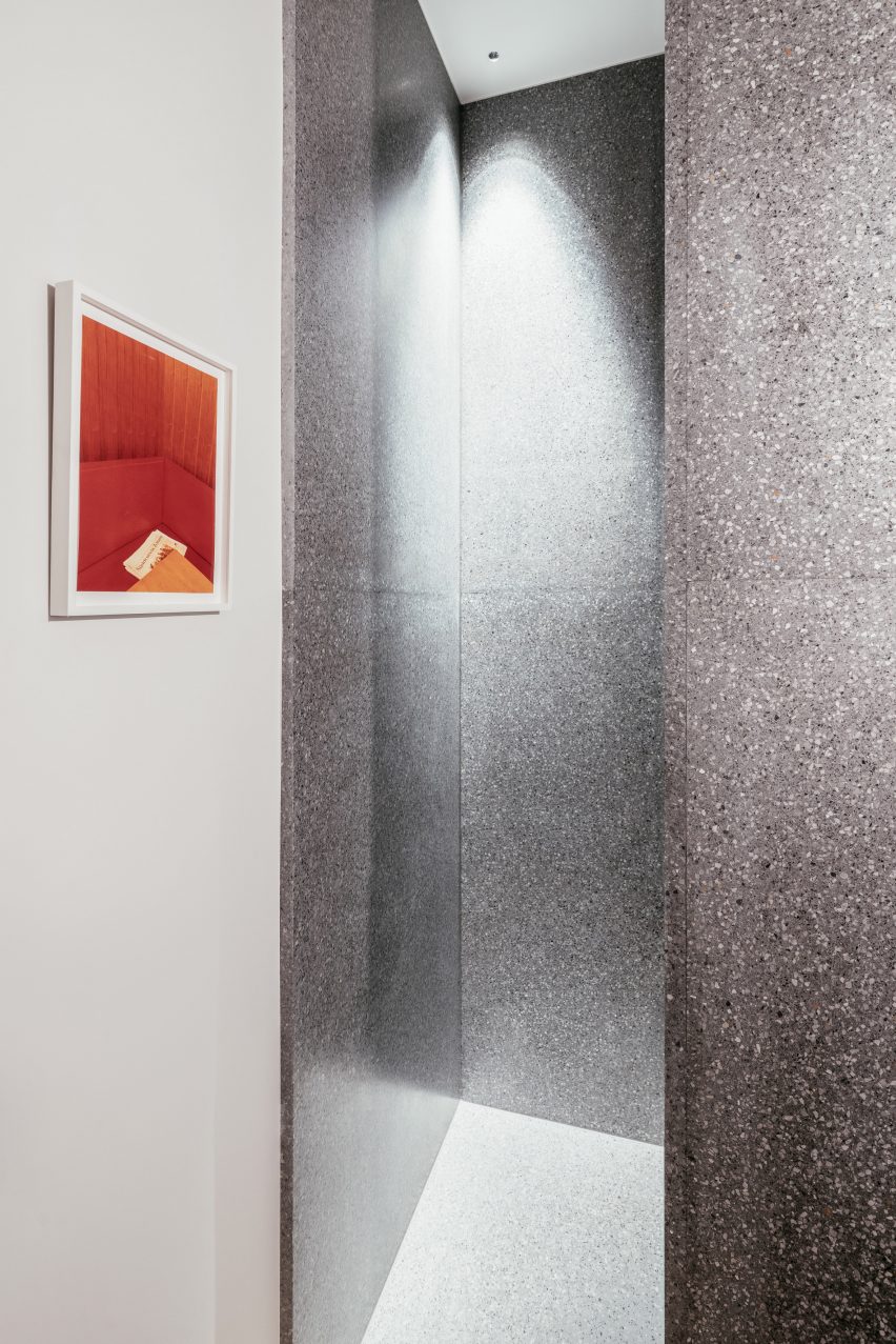 The wet room is also clad with grey terrazzo