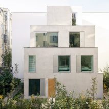 Batek Architekten uses stacked volumes to create Berlin duplex townhouse