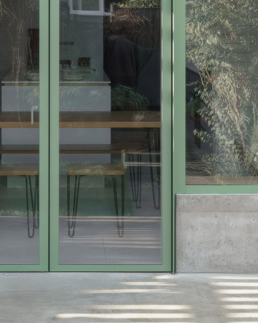The facade of a green house extension in London by DeDraft