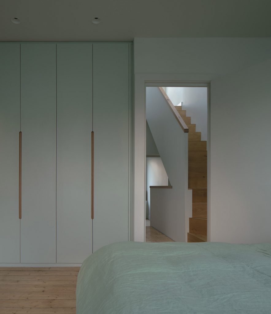 A minimalist bedroom in a house renovation in London by DeDraft