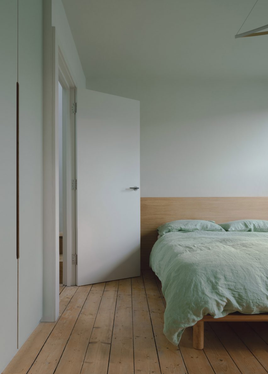 A minimalist bedroom in a house renovation in London by DeDraft