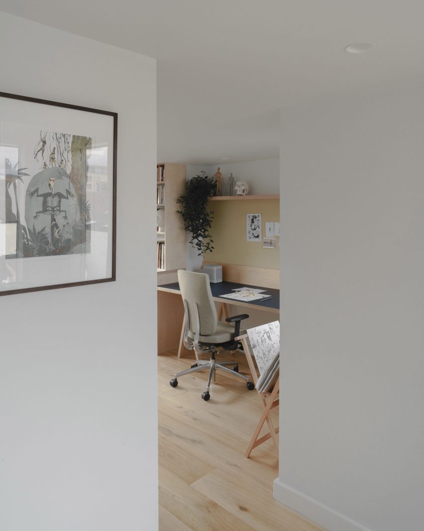 A workspace in a house in London by DeDraft