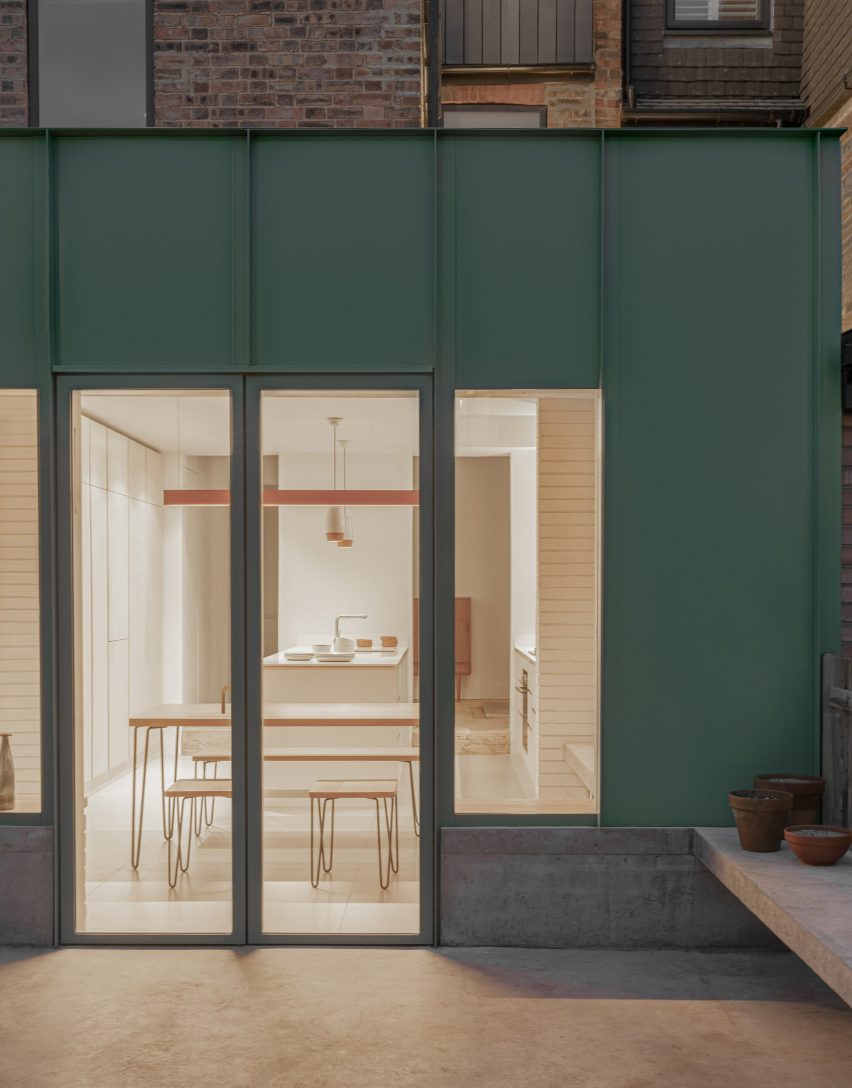 The green aluminium-clad extension of a house in London by DeDraft
