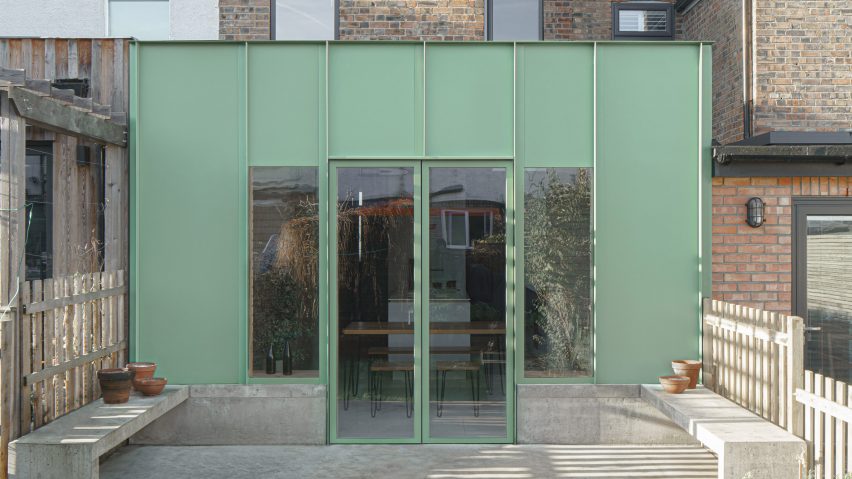 A green aluminium-clad house extension by DeDraft