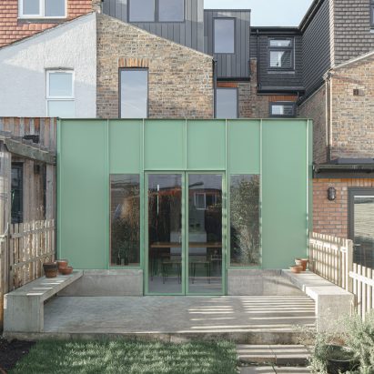 A green aluminium-clad house extension by DeDraft