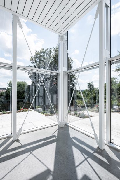 Steel frame supporting aluminium framed windows
