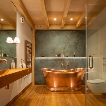 Copper bath in ensuite bathroom